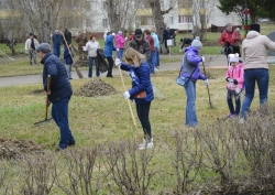 Около 150 работников с семьями приняли участие в традиционной акции «Зеленая весна»